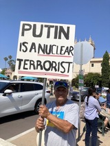 「プーチンは核テロリスト」のプラカードを掲げる男性（筆者撮影）