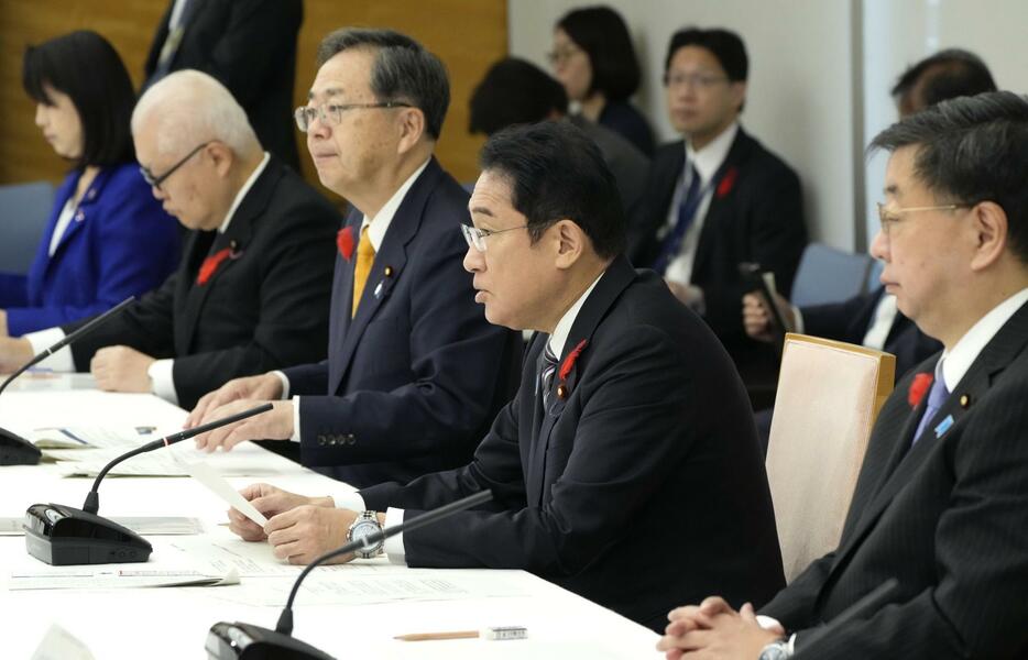 関係閣僚会議であいさつする岸田首相（右から2人目）＝6日午前、首相官邸