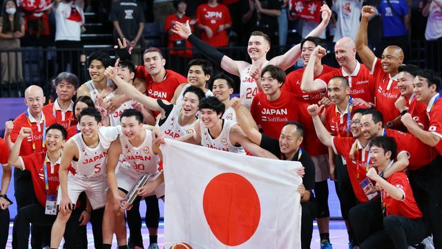 バスケットボールのワールドカップでパリ五輪の出場権を獲得した日本代表(写真:YUTAKA/アフロスポーツ)