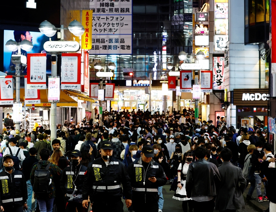 2022年のハロウィーンも、厳戒態勢の渋谷に大勢の人が集まった（写真：ロイター/アフロ）