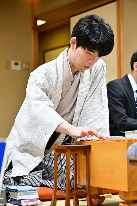 王座戦五番勝負第4局に勝利した藤井王座=10月11日（提供：日本将棋連盟）