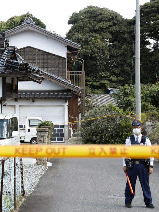 男女3人が倒れているのが見つかった住宅（左奥）＝11日午前10時43分、鳥取県大山町