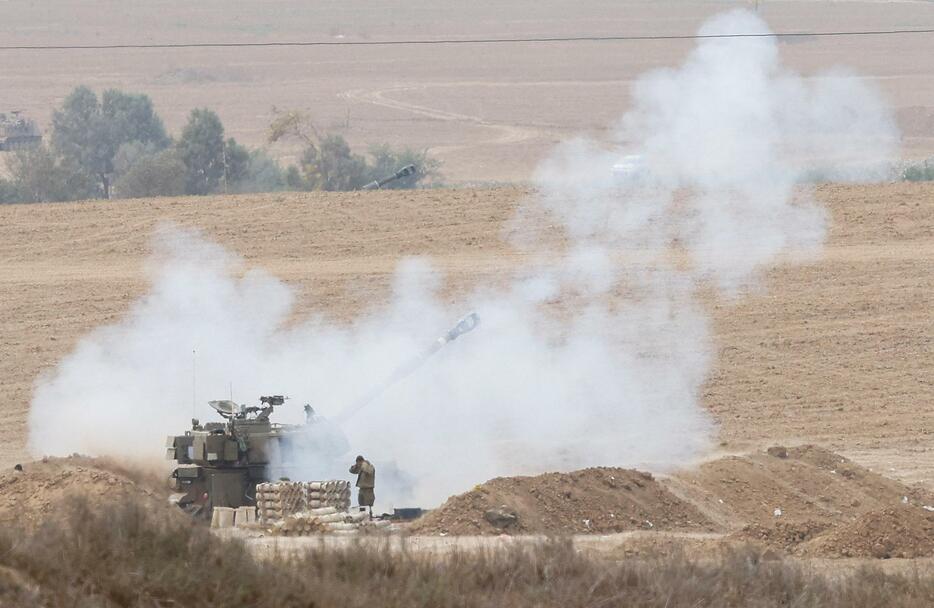 パレスチナ自治区ガザに向けたイスラエル軍の砲撃＝29日（ロイター＝共同）