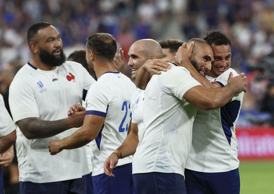 1次リーグでニュージーランドに勝利し、笑顔を見せるフランスの選手たち＝9月8日、サンドニ（共同）