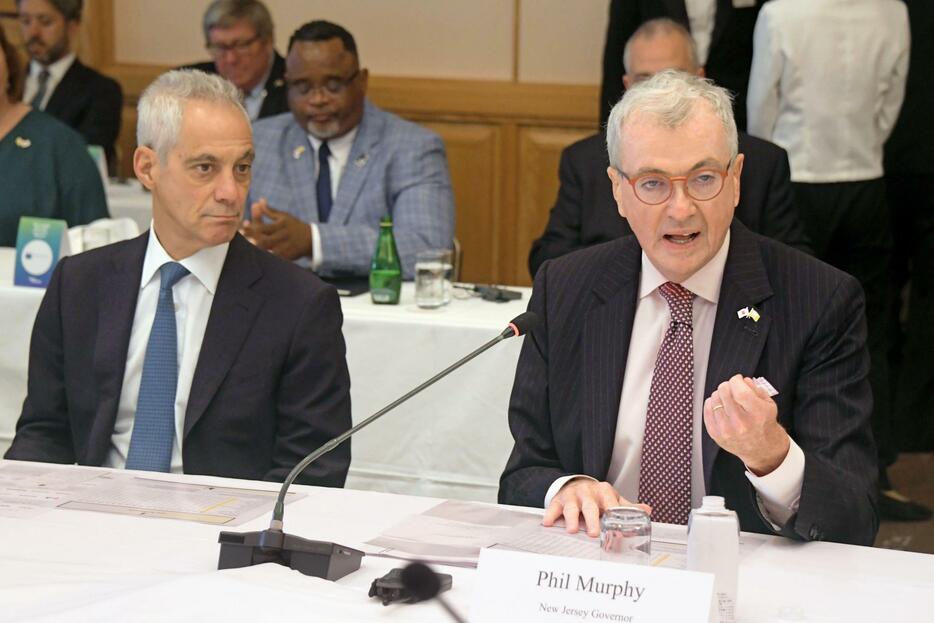 日本企業の投資を誘致する会合で話す米ニュージャージー州のマーフィー知事。左はエマニュエル駐日大使＝16日午後、東京都千代田区