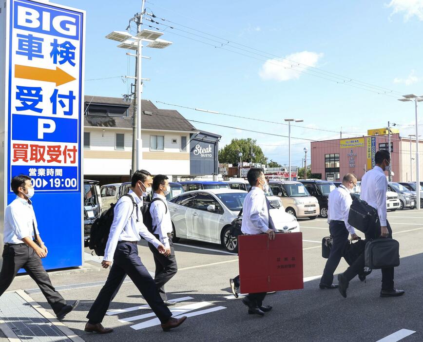 ビッグモーター茨木店へ家宅捜索に入る大阪府警の捜査員ら＝6日午前9時53分、大阪府茨木市