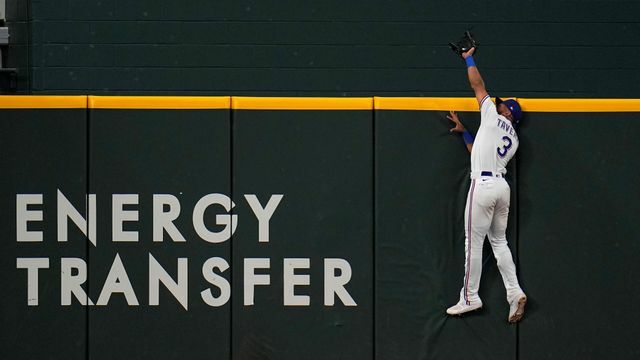 ホームランキャッチをみせたレンジャーズのタベラス選手(写真：AP/アフロ)