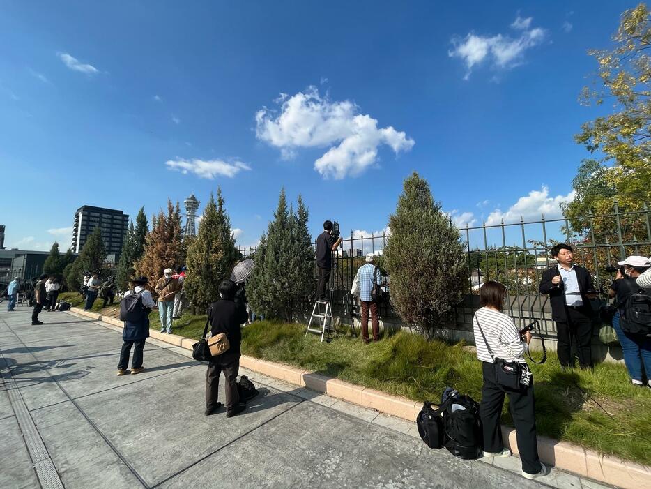 ［写真］多くの報道陣や観光客らが園内を見守っていた＝17日午後1時50分ごろ、大阪市天王寺区で