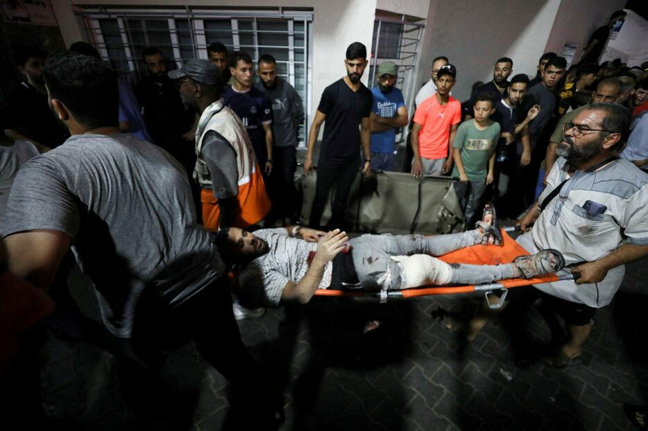 17日、パレスチナ自治区ガザの病院の爆発により、別の病院に搬送される負傷者（ロイター＝共同）