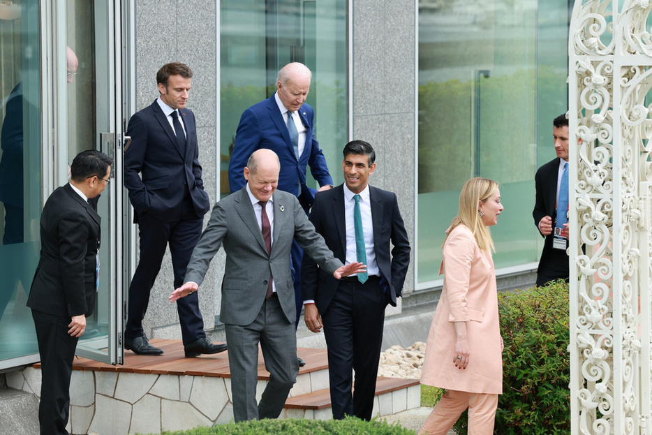 5月、G7広島サミットの会場で記念撮影に臨む（奥左から）フランスのマクロン大統領、米国のバイデン大統領、（手前左から）ドイツのショルツ首相、英国のスナク首相、イタリアのメローニ首相＝広島市のグランドプリンスホテル広島