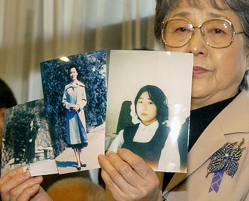 北朝鮮側が提供した横田めぐみさんとみられる女性の写真を手にする早紀江さん＝2004年11月、東京・永田町の憲政記念館