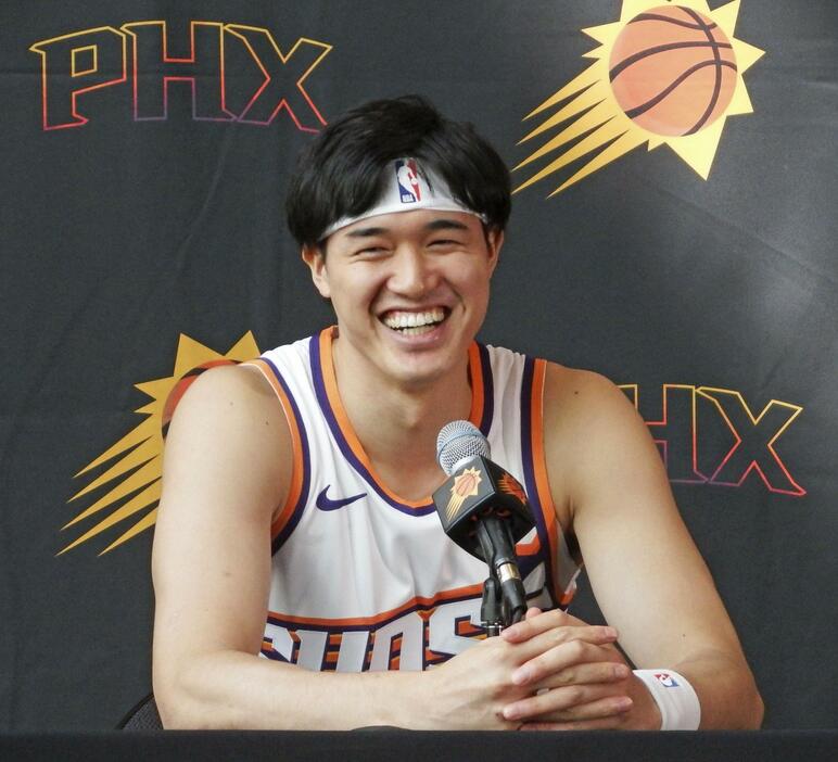 NBAサンズの「メディアデー」で笑顔を見せる渡辺雄太＝米フェニックス（共同）