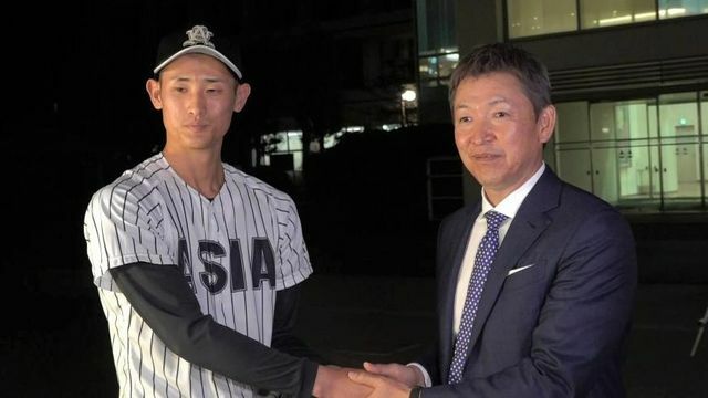 亜細亜大・草加勝投手(左)と握手する中日・立浪和義監督(右)