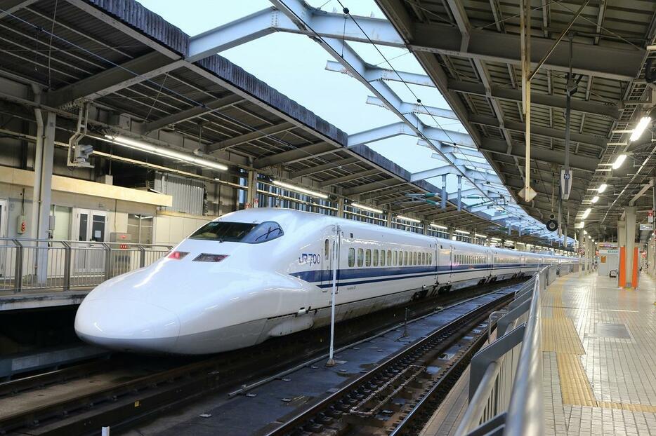 [イメージ写真]岡山駅に停車する山陽新幹線700系（アフロ）