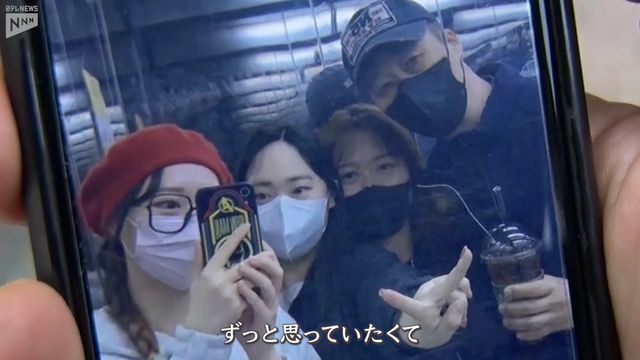 スマートフォンの待ち受け画面は娘との家族写真（向かって左から二番目が二女）