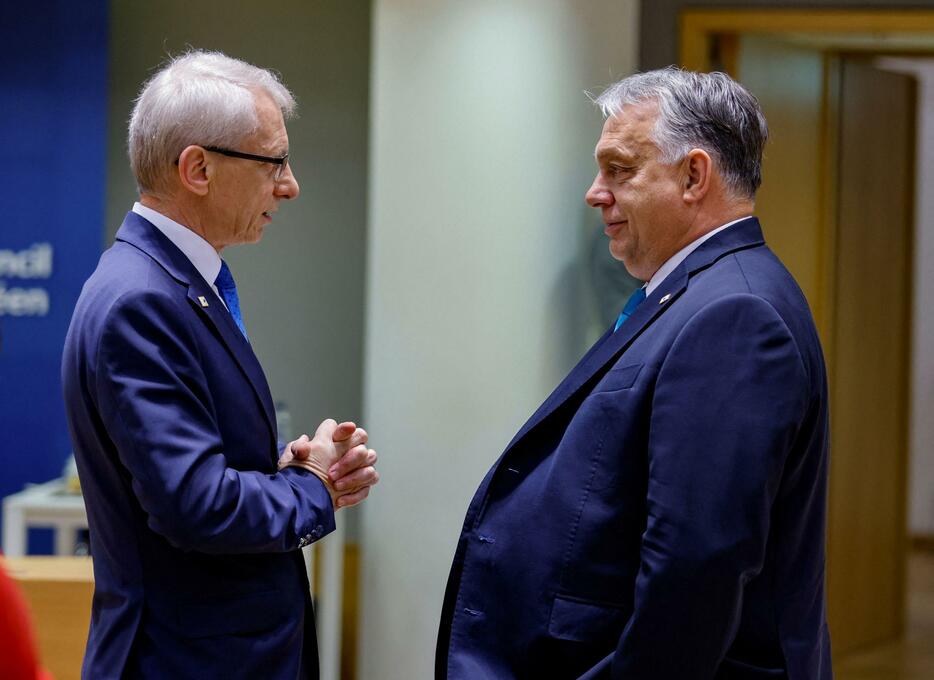 EU首脳会議でブルガリア首相と話すハンガリーのオルバン首相（右）＝27日、ブリュッセル（ロイター＝共同）