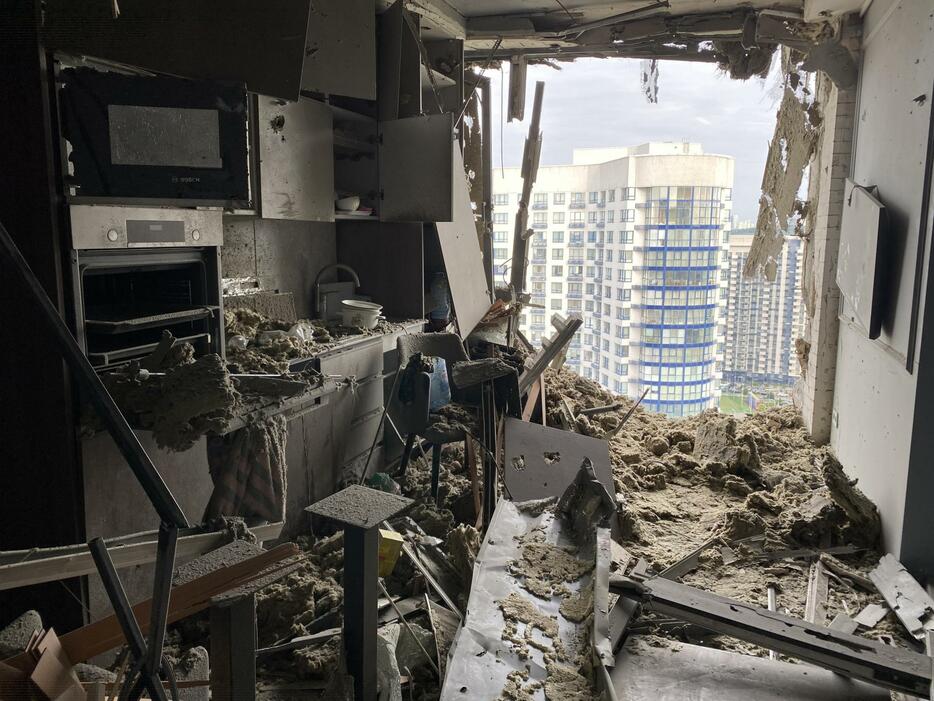撃墜されたロシア軍のイラン製無人機「シャヘド」によって損壊したウクライナの首都キーウのマンションの部屋＝7月（ゲッティ＝共同）