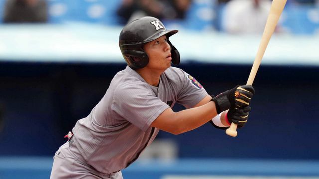 東京六大学野球の秋季リーグで三冠王に輝いた慶応大・栗林泰三選手(写真:日刊スポーツ/アフロ)