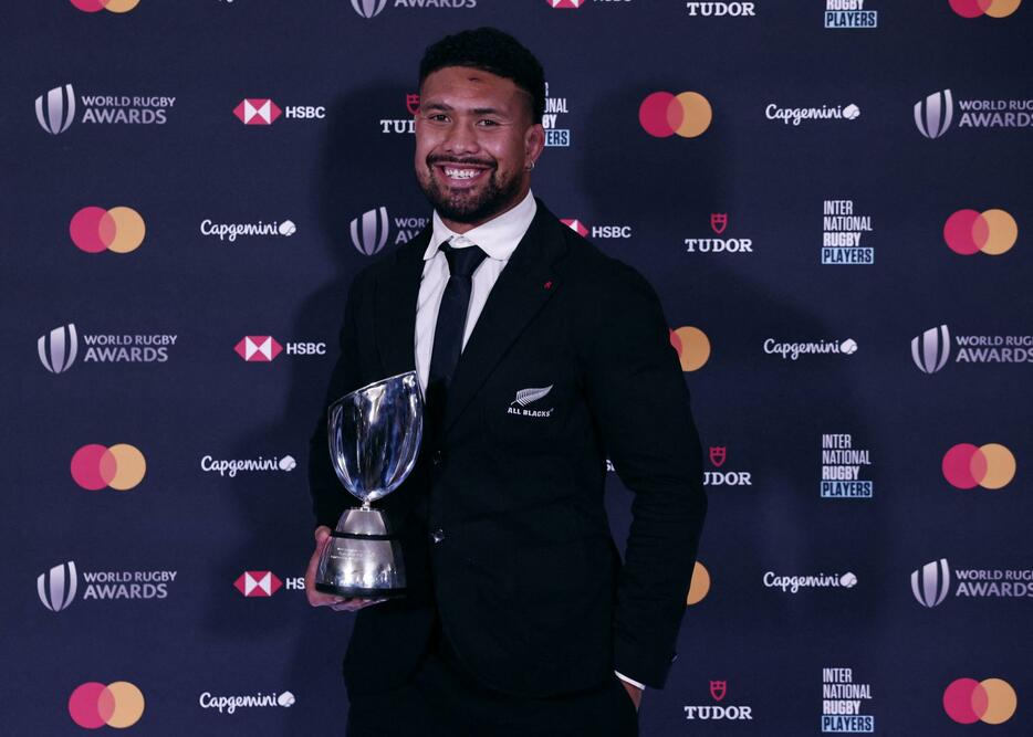 ワールドラグビー年間表彰式で、男子の年間最優秀選手を手に笑顔のニュージーランド代表のナンバー8、サベア＝29日、パリ（ロイター＝共同）