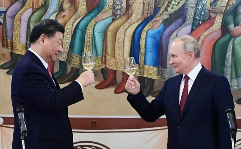 ３月２１日、モスクワのクレムリンでレセプションに参加したロシアのプーチン大統領（右）と中国の習近平国家主席（ロシア大統領府提供・ロイター＝共同）