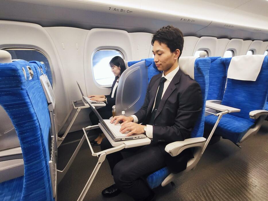報道陣に公開された、ビジネスでの東海道・山陽新幹線利用者向けの座席「S　WorkPシート」＝6日午後
