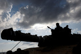 中東情勢は一発即発（パレスチナ自治区ガザ国境線で警戒するイスラエル軍）／（Ｃ）ロイター
