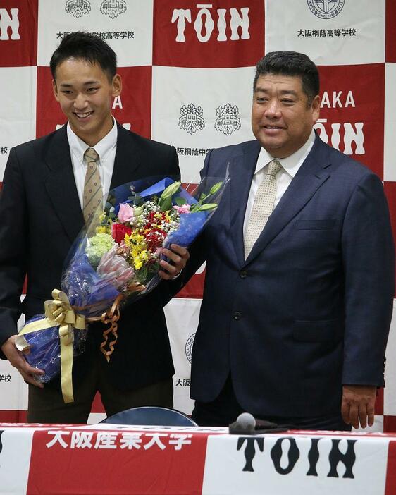 ［写真］西谷浩一監督（右）と撮影を行う前田悠伍投手＝26日夕、大阪府大東市で