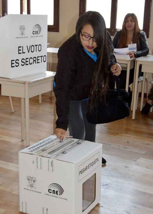 15日、エクアドル・キトで投票する有権者（共同）
