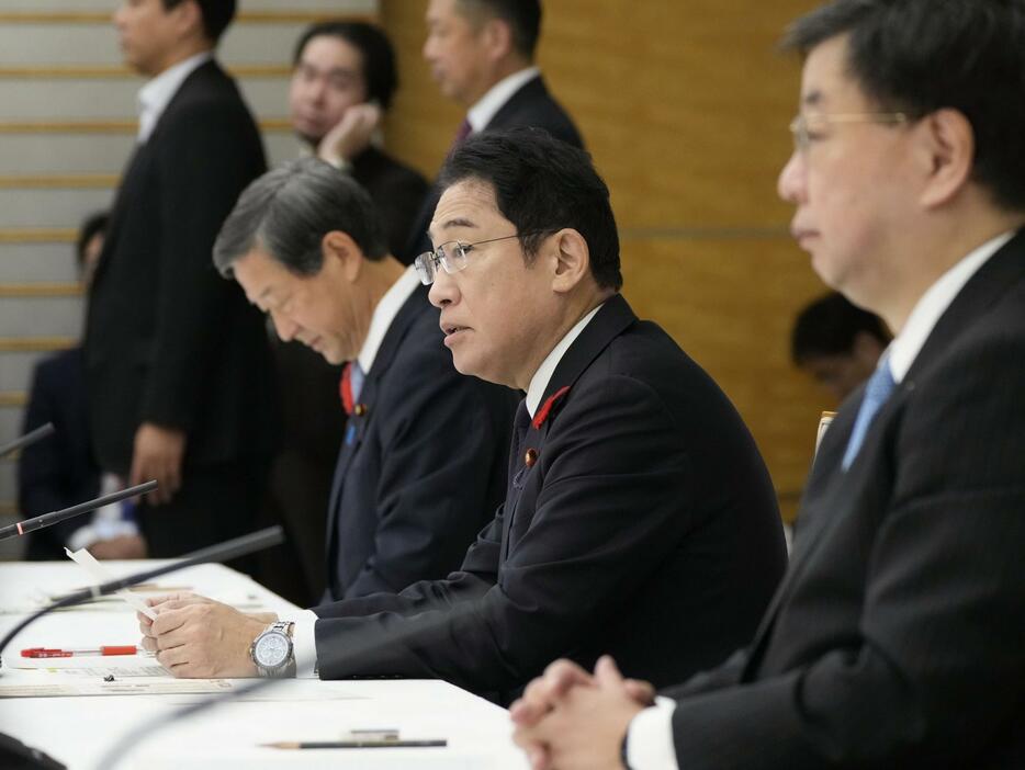 花粉症に関する関係閣僚会議であいさつする岸田首相（右から2人目）＝11日午前、首相官邸