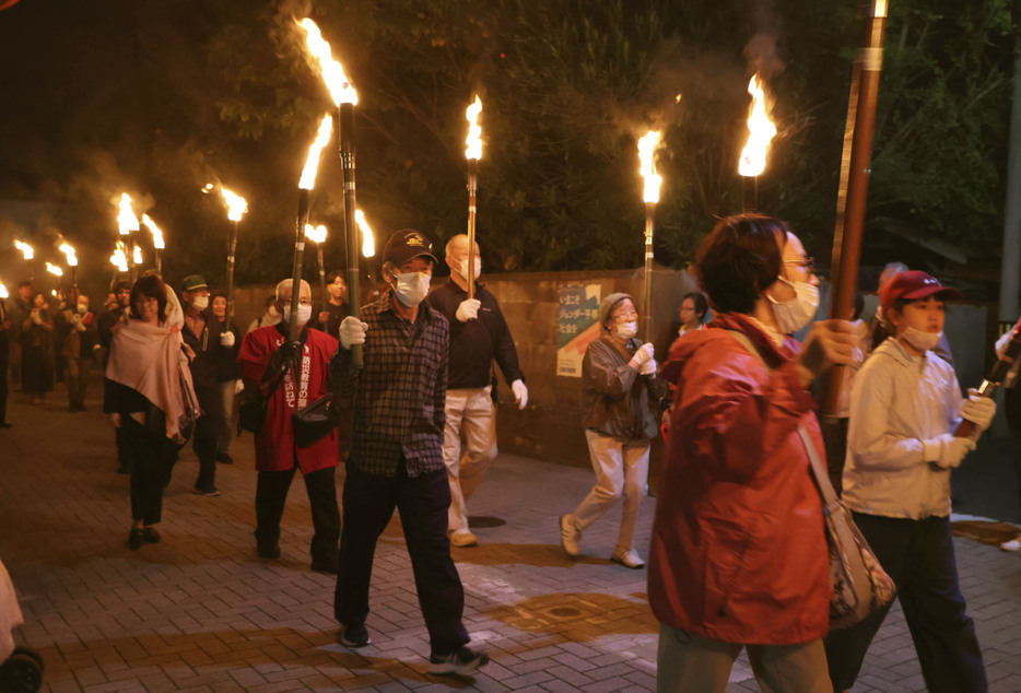 「稲むらの火祭り」で、たいまつを手に歩く町民ら＝21日夜、和歌山県広川町