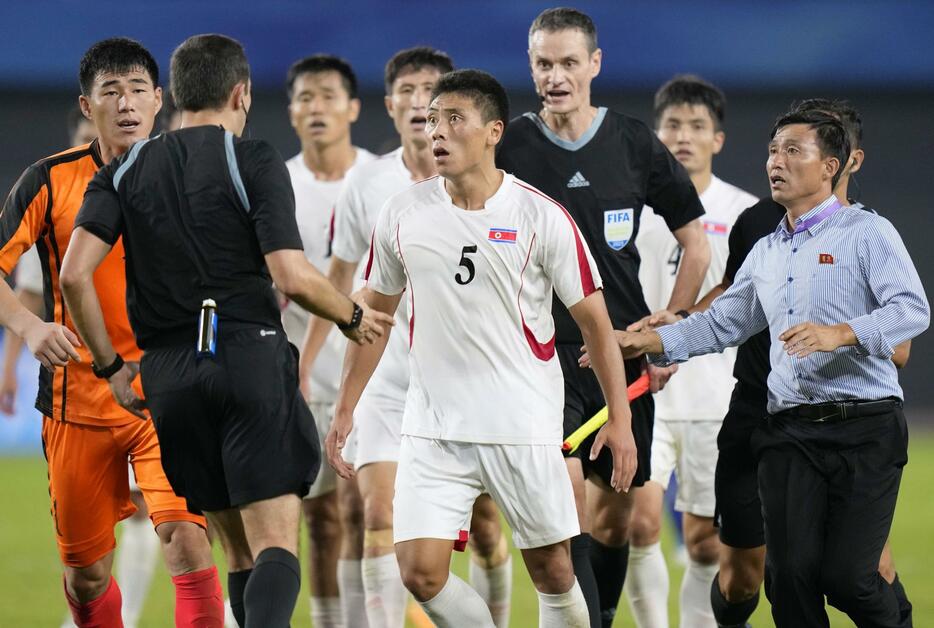 杭州アジア大会サッカー男子準々決勝で日本に敗れた後、審判に詰め寄る北朝鮮のキム・ギョンソク（5）＝1日、中国・杭州（共同）