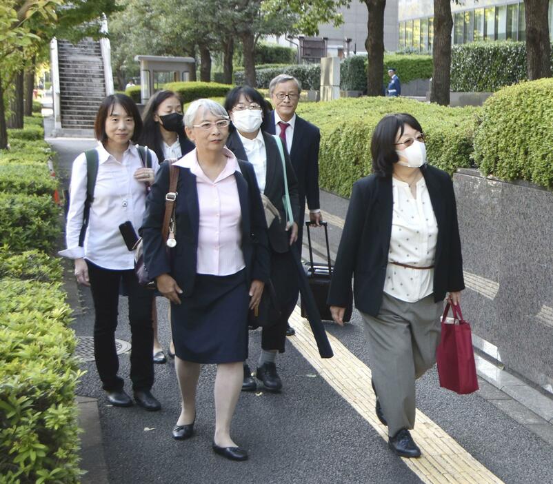 法務省に向かう美山みどりさん（左手前）ら＝17日午後、東京・霞が関