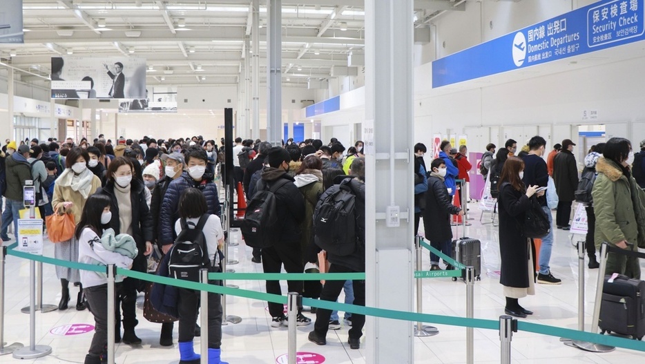 利用客らで混雑する関西空港の国内線フロア＝2021年