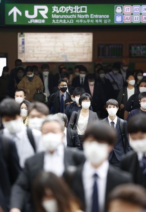 東京駅前を通勤する人たち