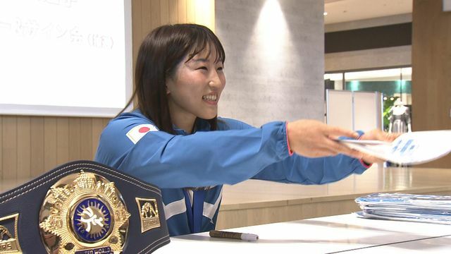 ファンと交流するレスリングパリ五輪代表・須崎優衣さん