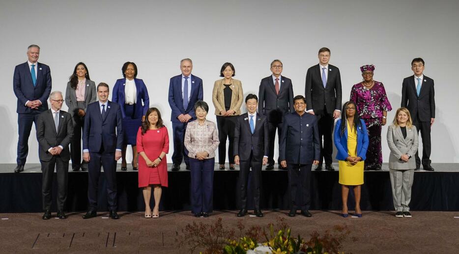 G7貿易相会合の拡大会合を前に、各国の代表らと記念撮影する上川外相（前列左から4人目）と西村経産相（同5人目）＝28日午後、大阪市