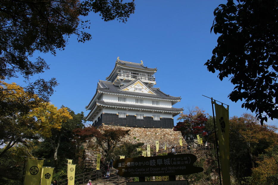 金華山の頂にそびえる岐阜城（写真：HIRO493728/イメージマート）