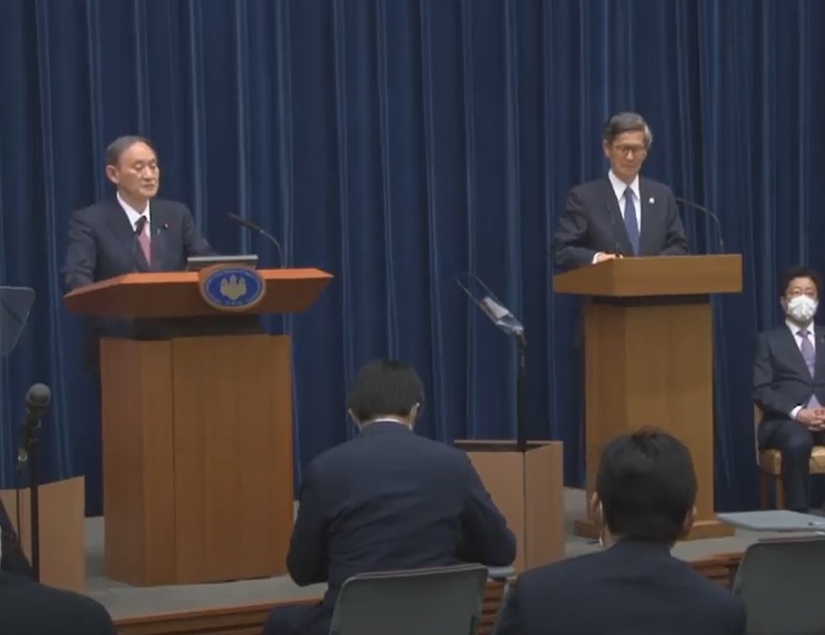 会見する菅首相（左）と尾身会長（右）