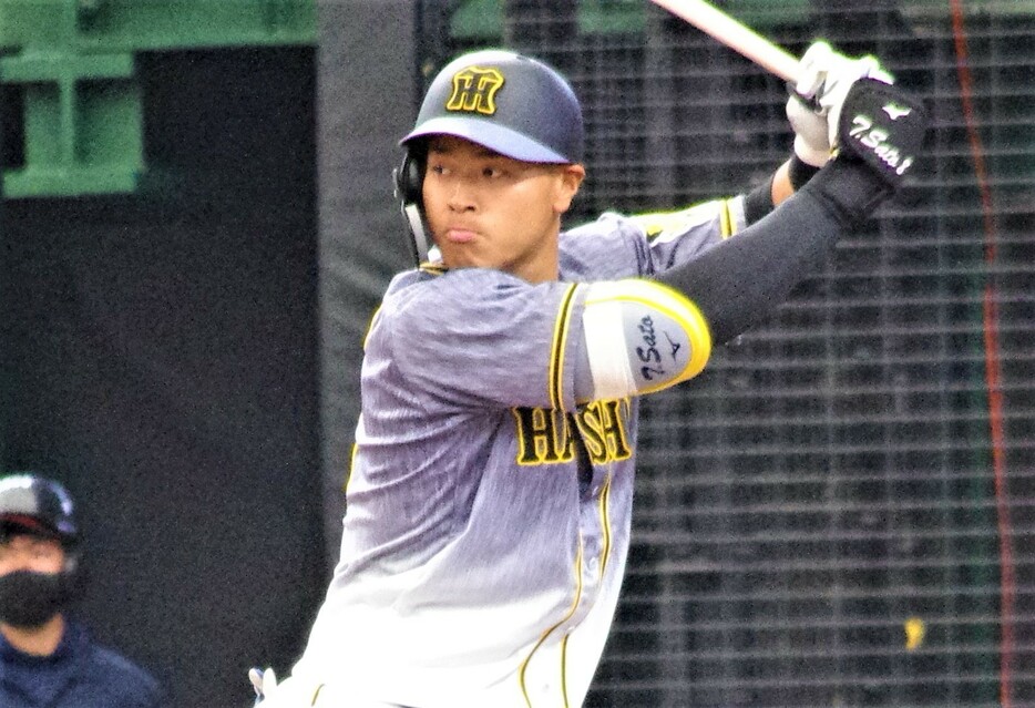 阪神の怪物ルーキー佐藤輝明が初の4番に抜擢され広島の野村祐輔から逆転満塁本塁打を放った(写真は資料）