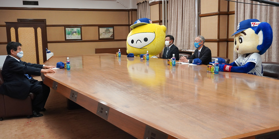 名古屋市役所を訪ねて河村たかし市長に「ドラCAP」を披露する関係者ら