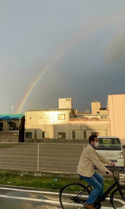 ［写真］雨上がりに出た大きな虹＝22日午後6時10分ごろ、大阪市東住吉区で