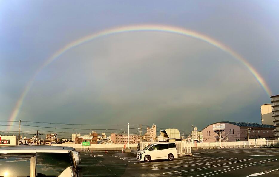 ［写真］雨上がりのなにわの空に、でっかい虹が出て子どもらからは歓声も＝22日午後6時15分ごろ、大阪市平野区で