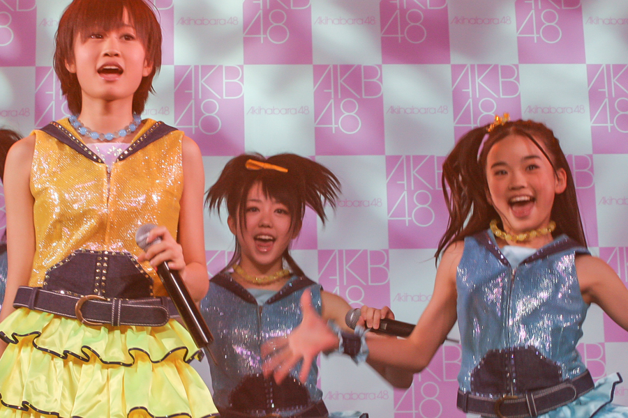 中央が峯岸。AKB48 1st Anniversary LIVE! 勢ぞろいだぜ『A』『K』『B』!（2006年12月9日撮影：志和浩司）