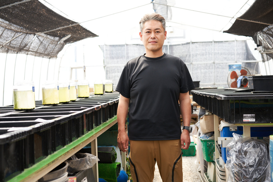 戸松具視（とまつともみ）。1978年、埼玉県生まれ。県内の高校を卒業後、建設関連会社に就職。趣味は一貫してメダカ飼育だった（撮影：豊田哲也）