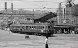 京阪三条発、石山寺行きの急行が到着。260形は2連で主に急行に使用され、赤と黄色の特急色だった。浜大津は乗り場が2箇所あり、この列車は画面右の行き止まりホームに到着後、スイッチバックして石山寺（画面左方向）に向かう（1964年7月31日、楠居利彦撮影）。