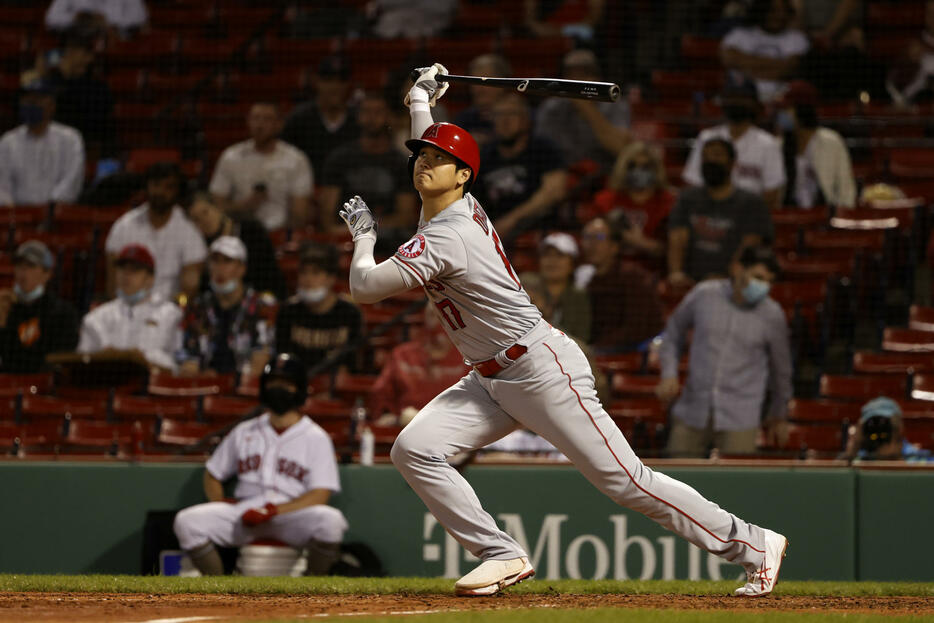 大谷翔平が流し打ってフェンウェイ名物「グリーンモンスター」越えの11号ソロ。敵地のメディアや監督、投手を震撼させた(写真・AP／アフロ）