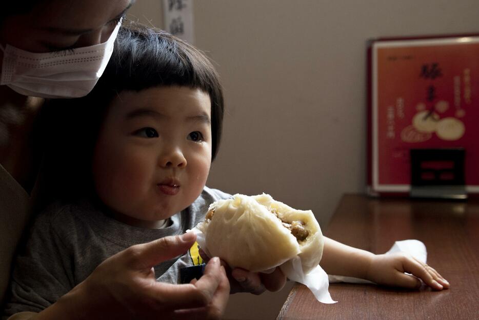 取材当日は康平さんの誕生日。1歳5カ月になった息子の榛馬くんに初めて豚まんを食べさせた。母親の明子さん（41）がひと切れ口に含ませると、満面の笑みでおかわりをねだった