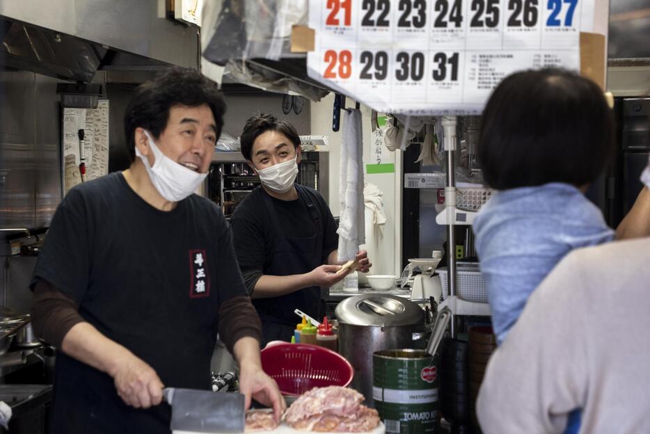 康平さんと厨房に立つ父・和久さん。「康平は深く考える勉強家。うまく豚まんを仕上げたと感心しています」と誇らしげだ