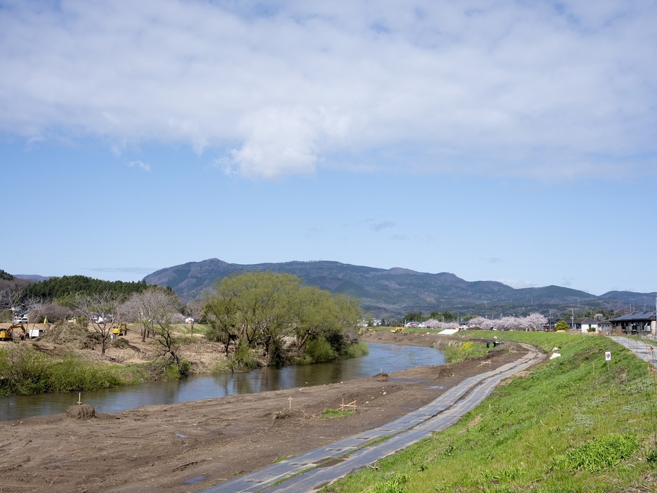 華正樓の裏手にある夏井川。その向こうに赤井岳や水石山を望む