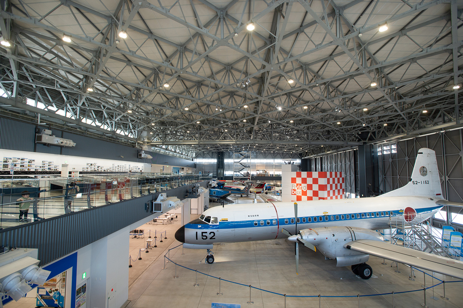 格納庫のような広々としたスペースに実物の航空機やヘリが展示されている「あいち航空ミュージアム」（2021年5月3日、撮影：夏目健司／NAMEDIA）